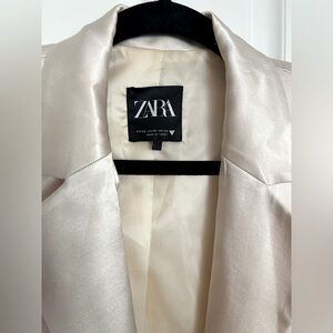 Beautiful pearl Zara blazer.
